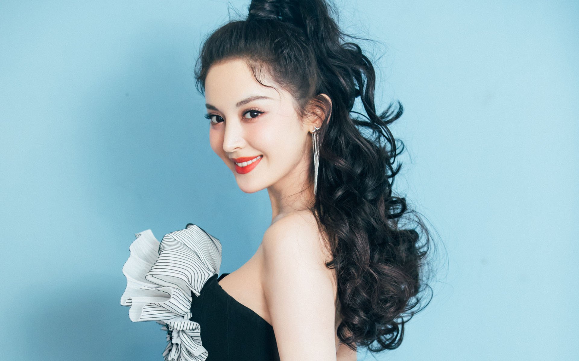 特斯·冯·迪克：在比赛中不断调度全场进攻，帮助南非队稳住优势