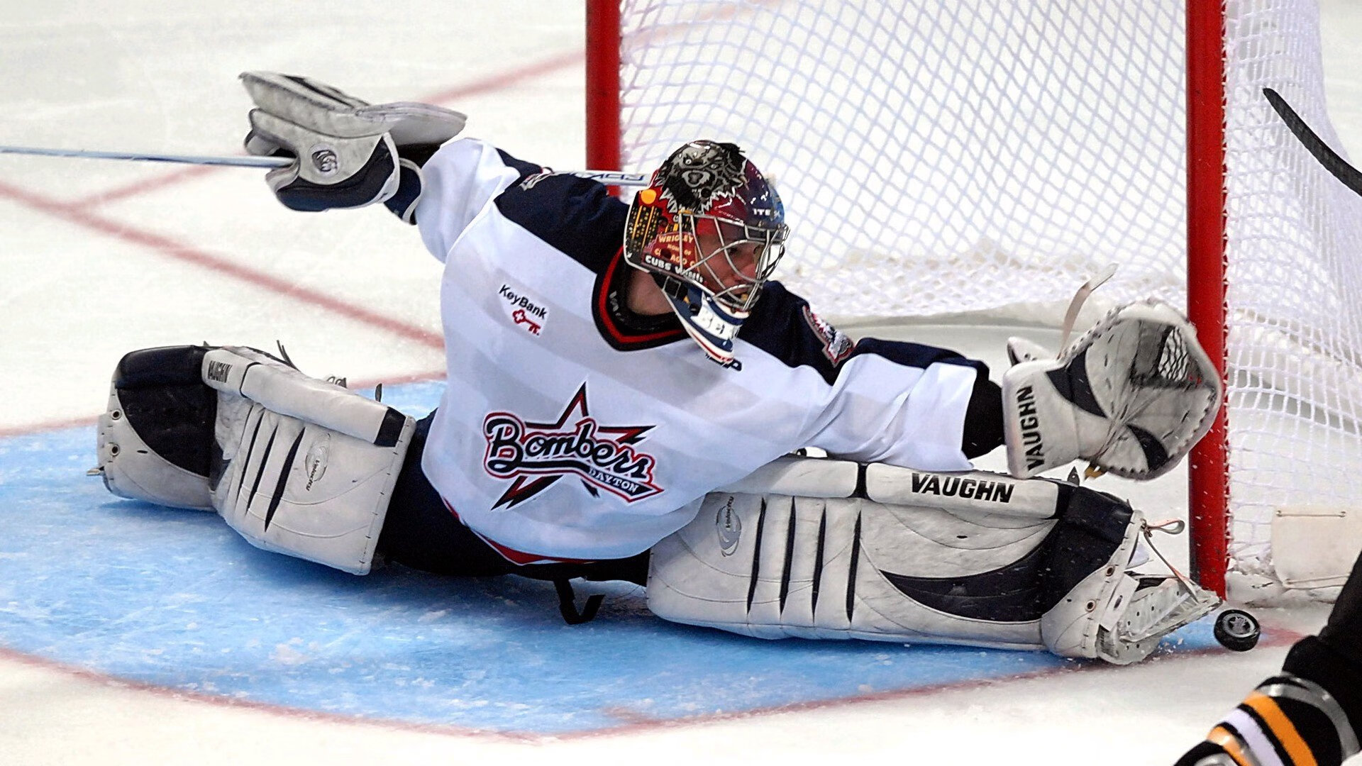 季后赛里，他不仅在篮下强硬争夺，还多次外线投中关键三分！，季后赛投篮命中率